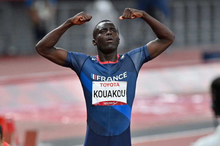 Charles-Antoine Kouakou célèbre sa victoire en levant les bras